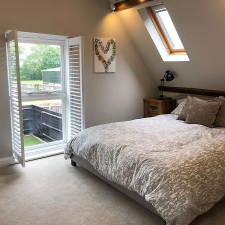 The Barn House Apartment Cranleigh Exterior foto